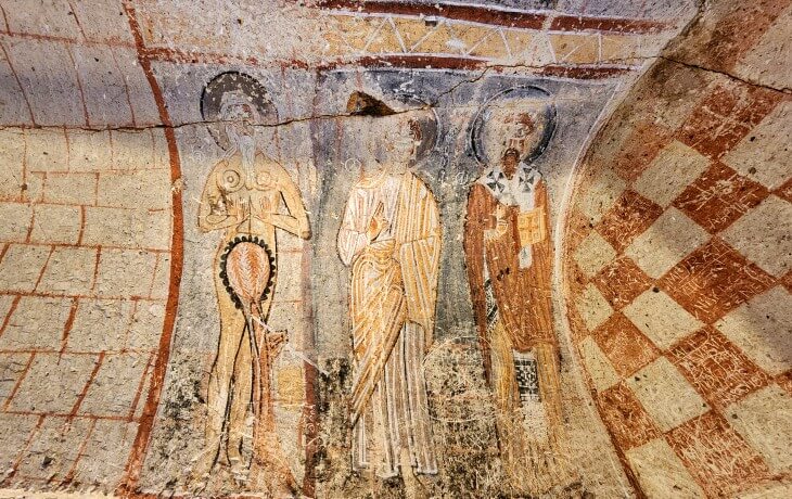 Göreme Açık Hava Müzesi Yılanlı Kilise’de Aziz Onuphrius freski; çileci aziz ikonografisi ve erken Bizans üslubu.